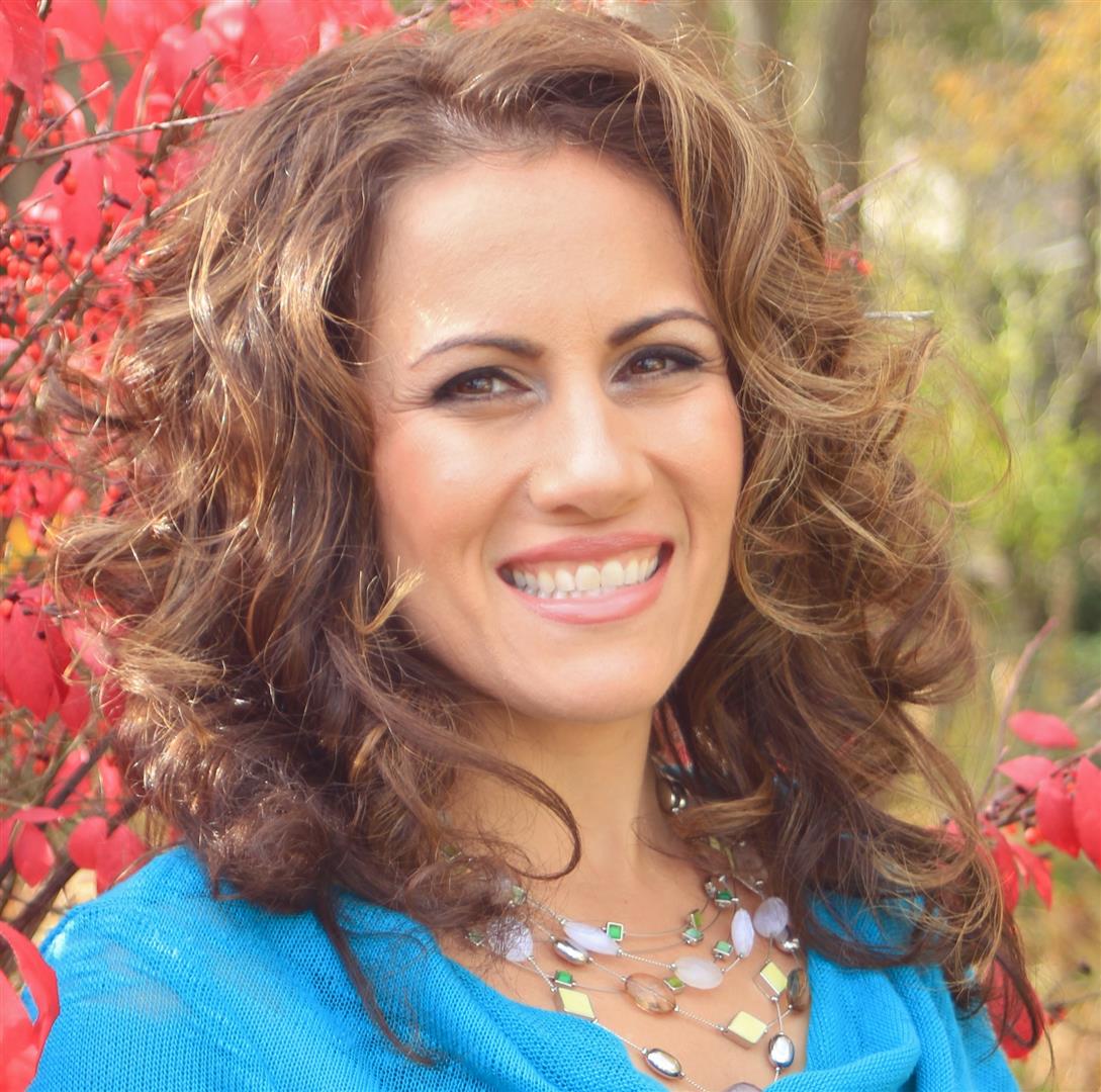 Melanie Henderson Earns Associate Broker's License