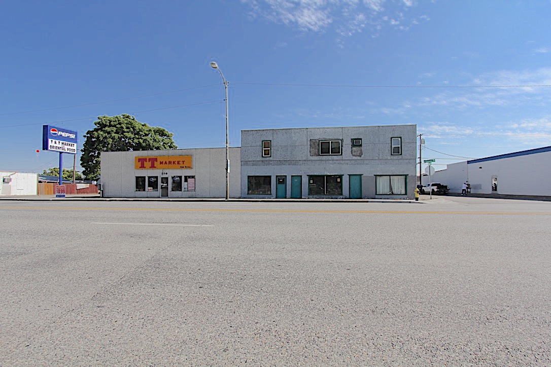 Retail or Office building with 4 Apartments!