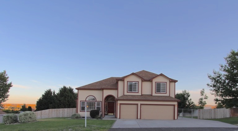 West Kennewick 4 Bd 3ba Home for Sale on Half Acre, Over 3000 sq. ft!