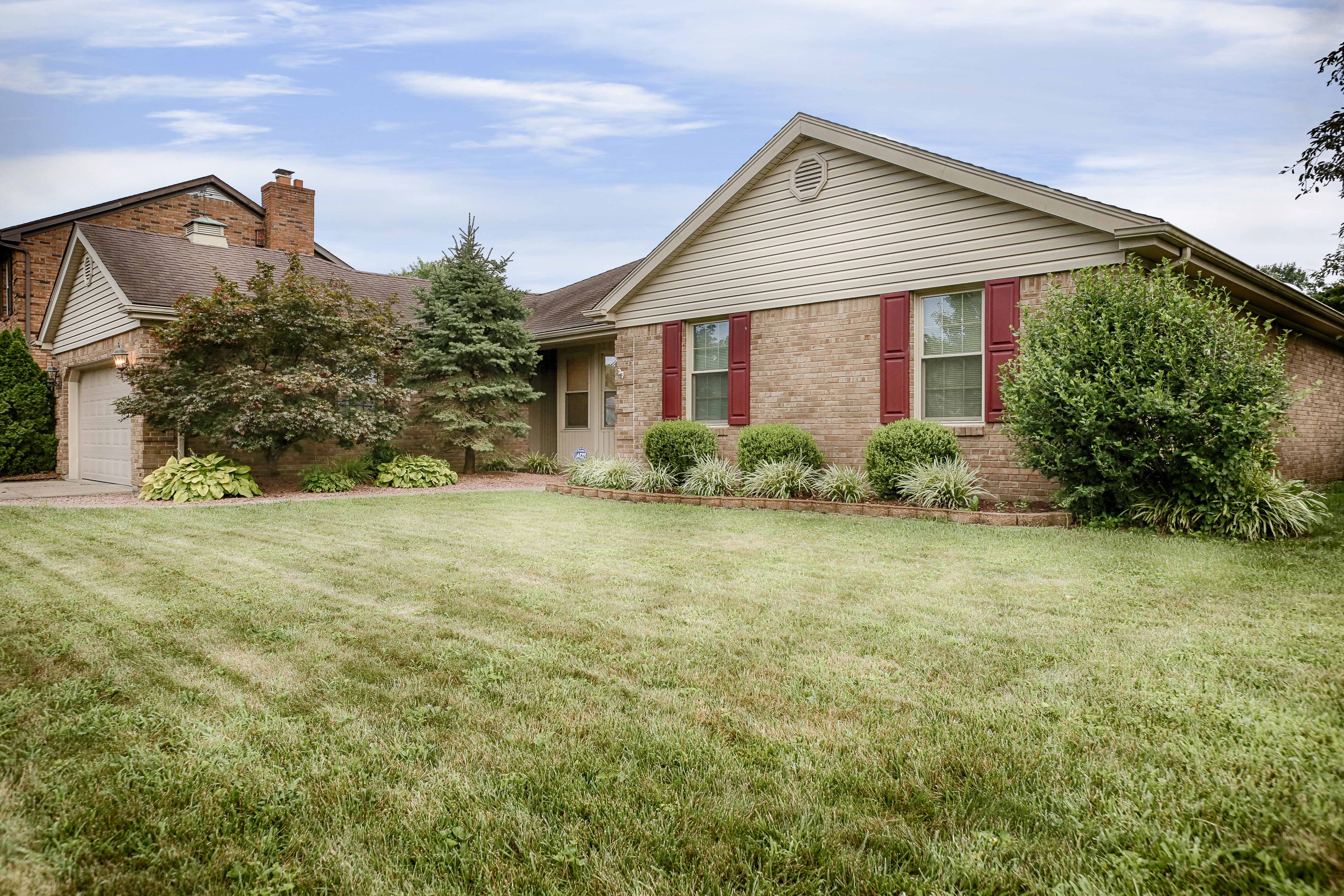 ALL-Brick Home in New Albany Boasts almost 2,000 sq ft on One Level