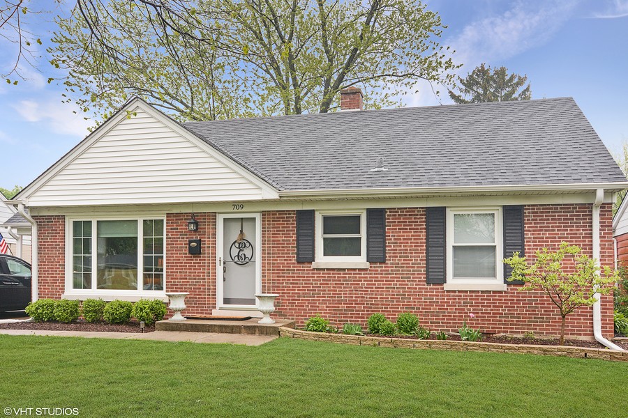 Home for sale at 709 S Evergreen Ave, Arlington Heights, IL 60005