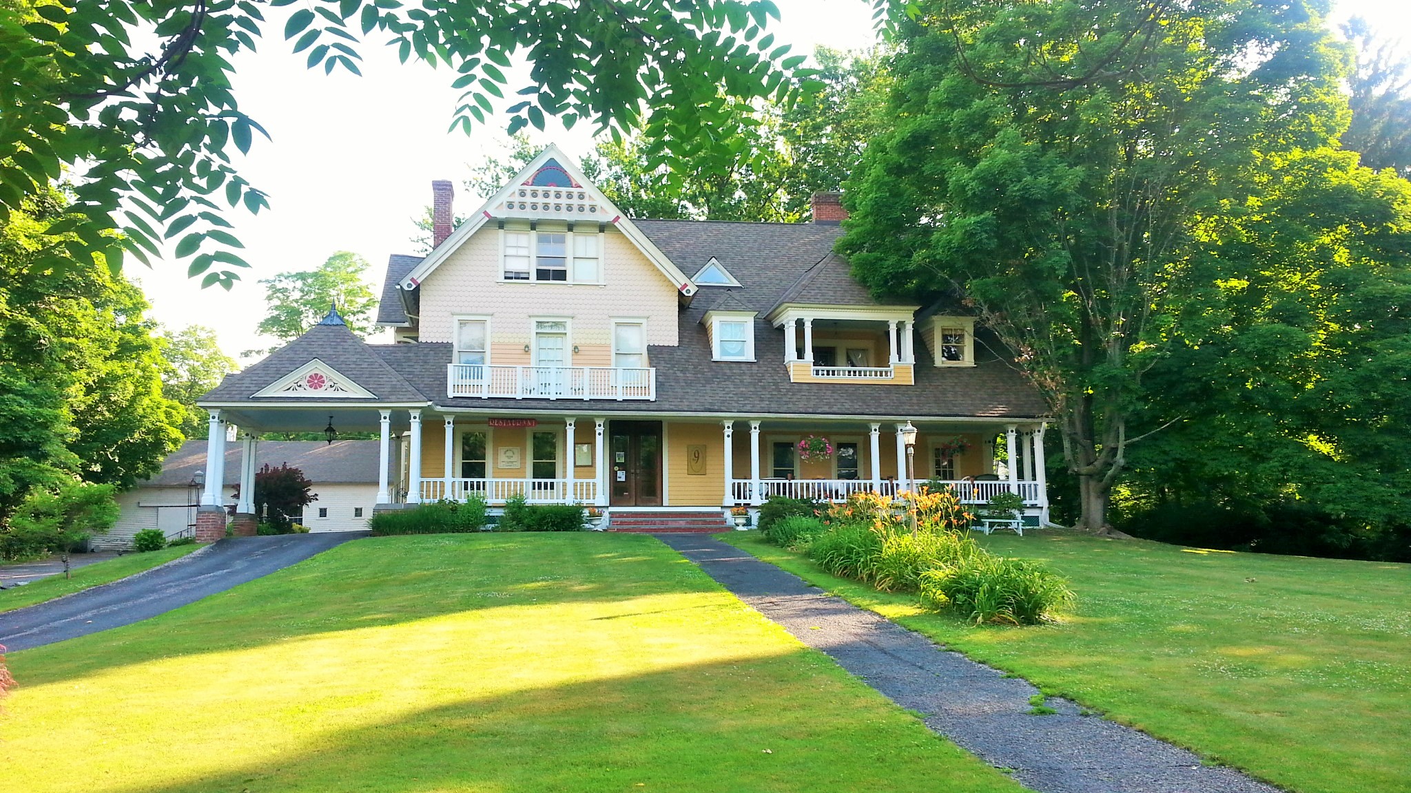 SIMMONS WAY VILLAGE INN & RESTAURANT