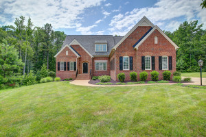 Featured listing!  Like-new Kinloch Coach Home!
