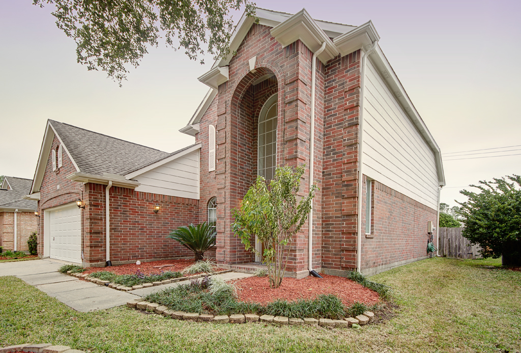 A New Listing in Clear Lake! By the Kevin Allen Jones Home Team