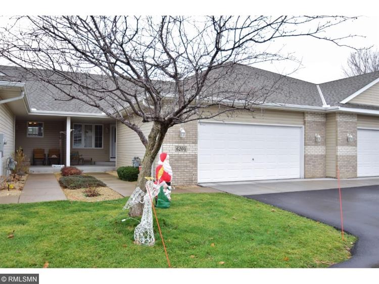 One level living in Brooklyn Park town home for sale