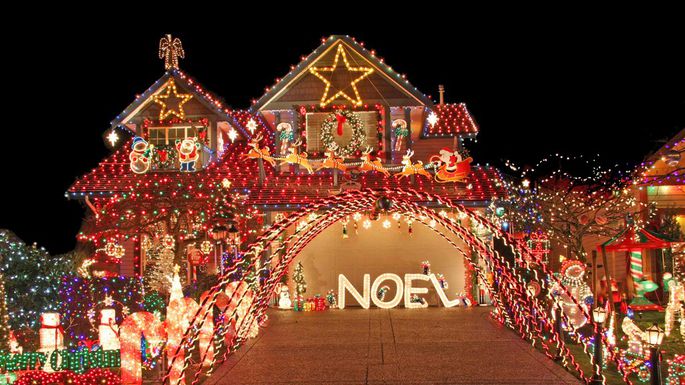 How to Decorate Your Home for the Holidays Without Hurting a Sale