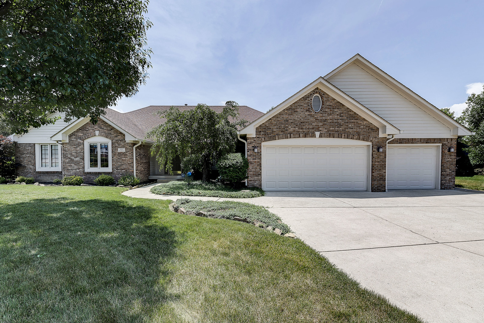 NEW LISTING! 836 Oak Meadows Lane Greenwood, IN 46142