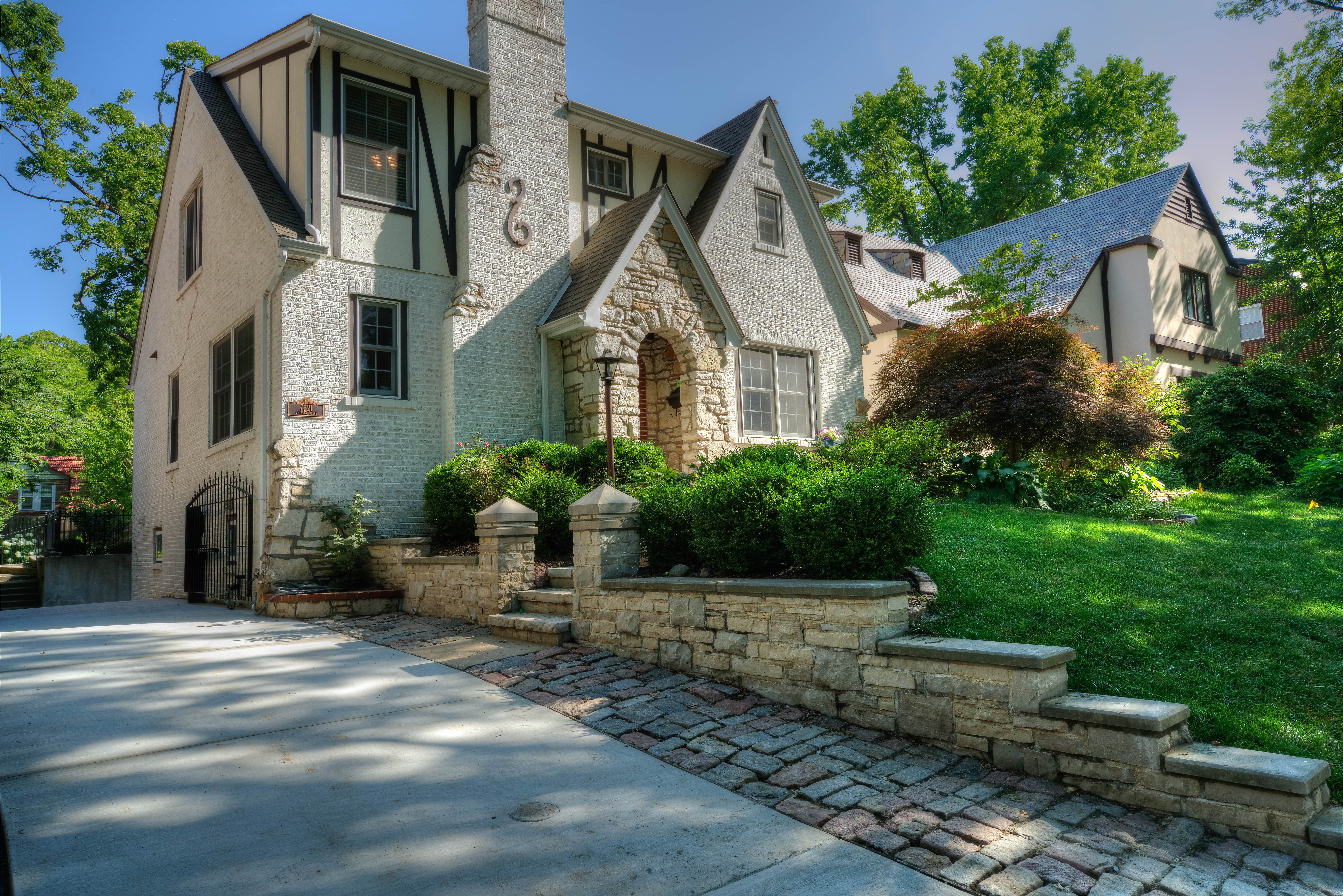 7621 Shirley Drive, Clayton 63105