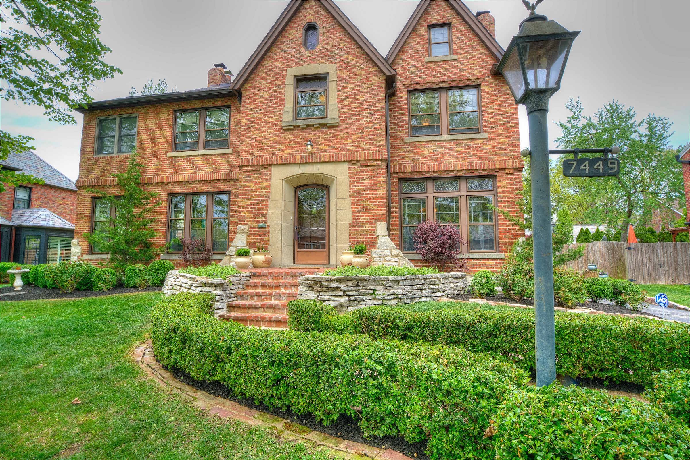 7449 Oxford Dr, Clayton 63105