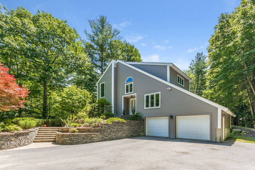 NEW TO MARKET in HAMPSTEAD - Mint condition, meticulously maintained and move in ready!