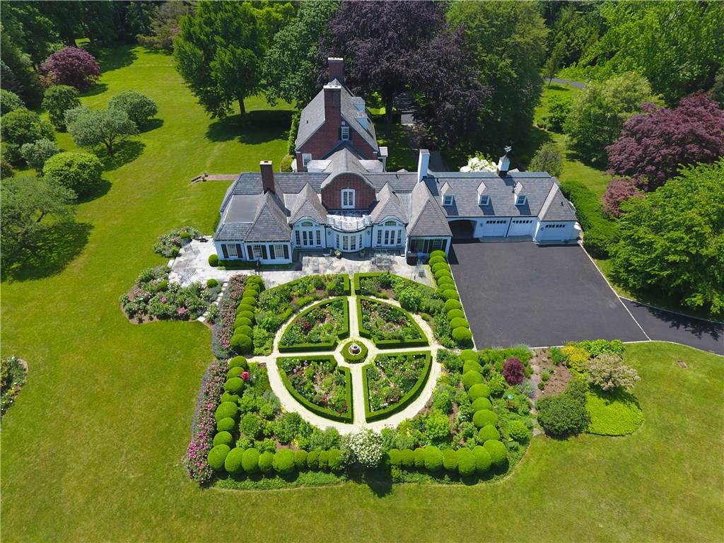 Luxurious Homes on the Market in Darien