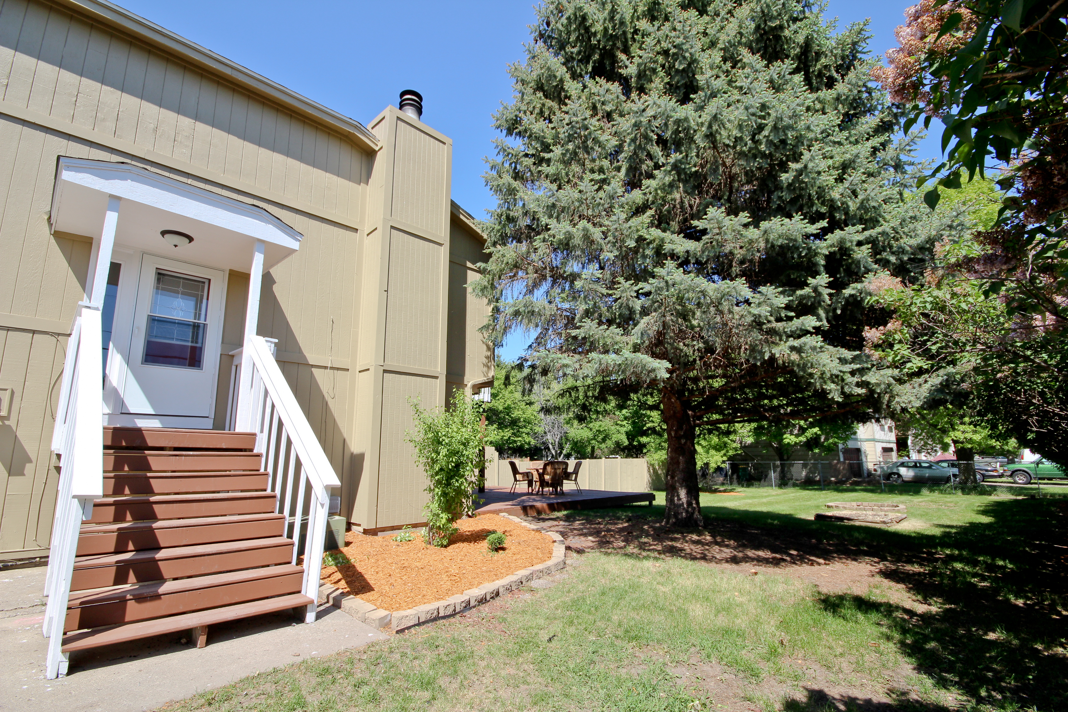 REMODELED Twin Home, Nestled on a Quiet Street Near Downtown Lakeville