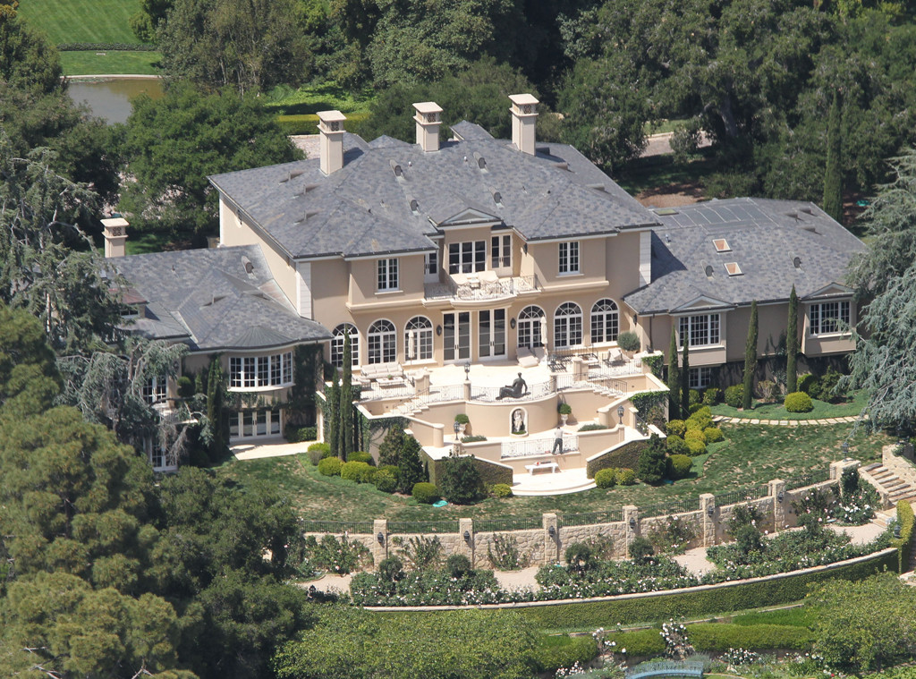5 Celebs Who Bought Spectacular Homes in 2016