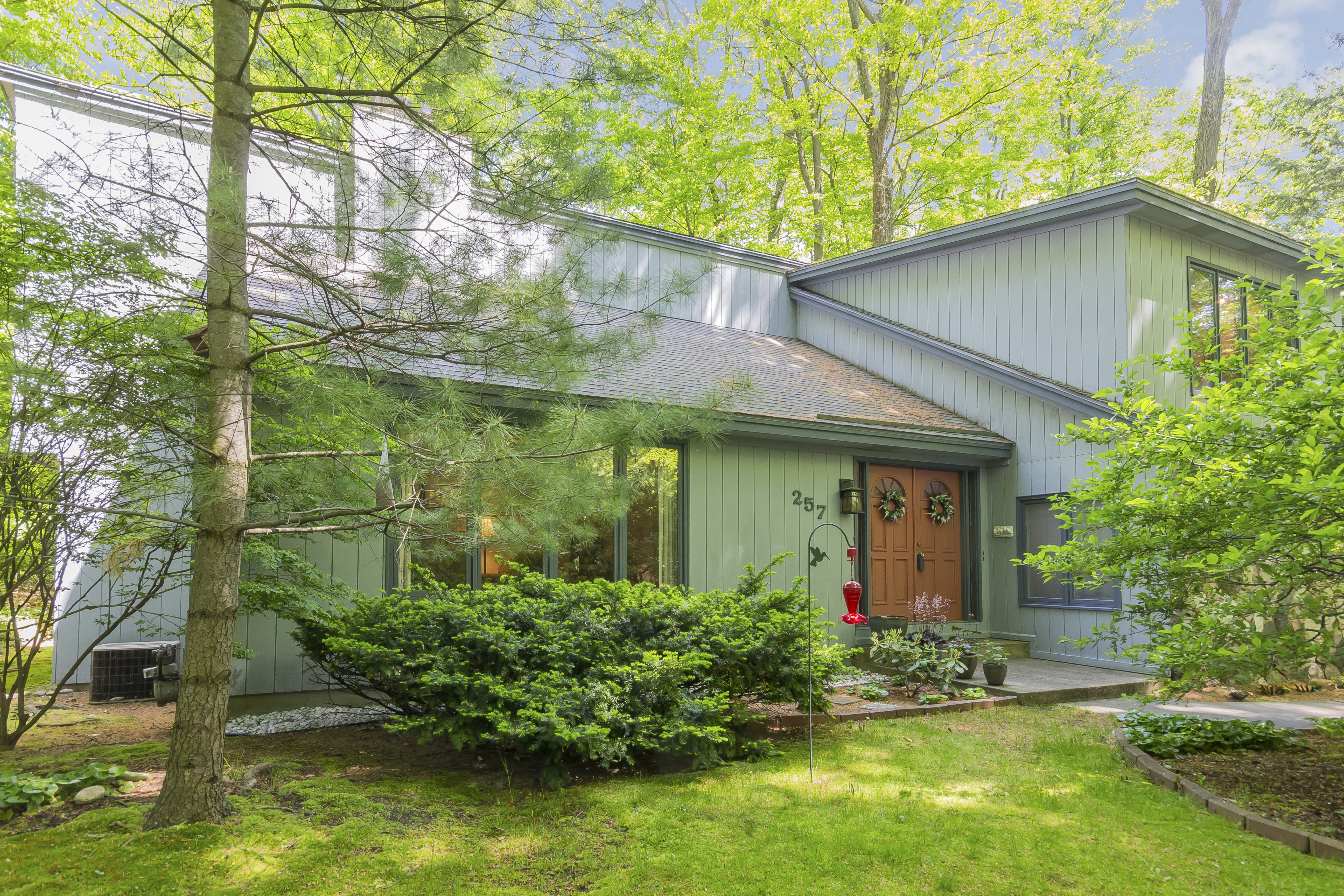 Lovely Home in Waukazoo Woods!