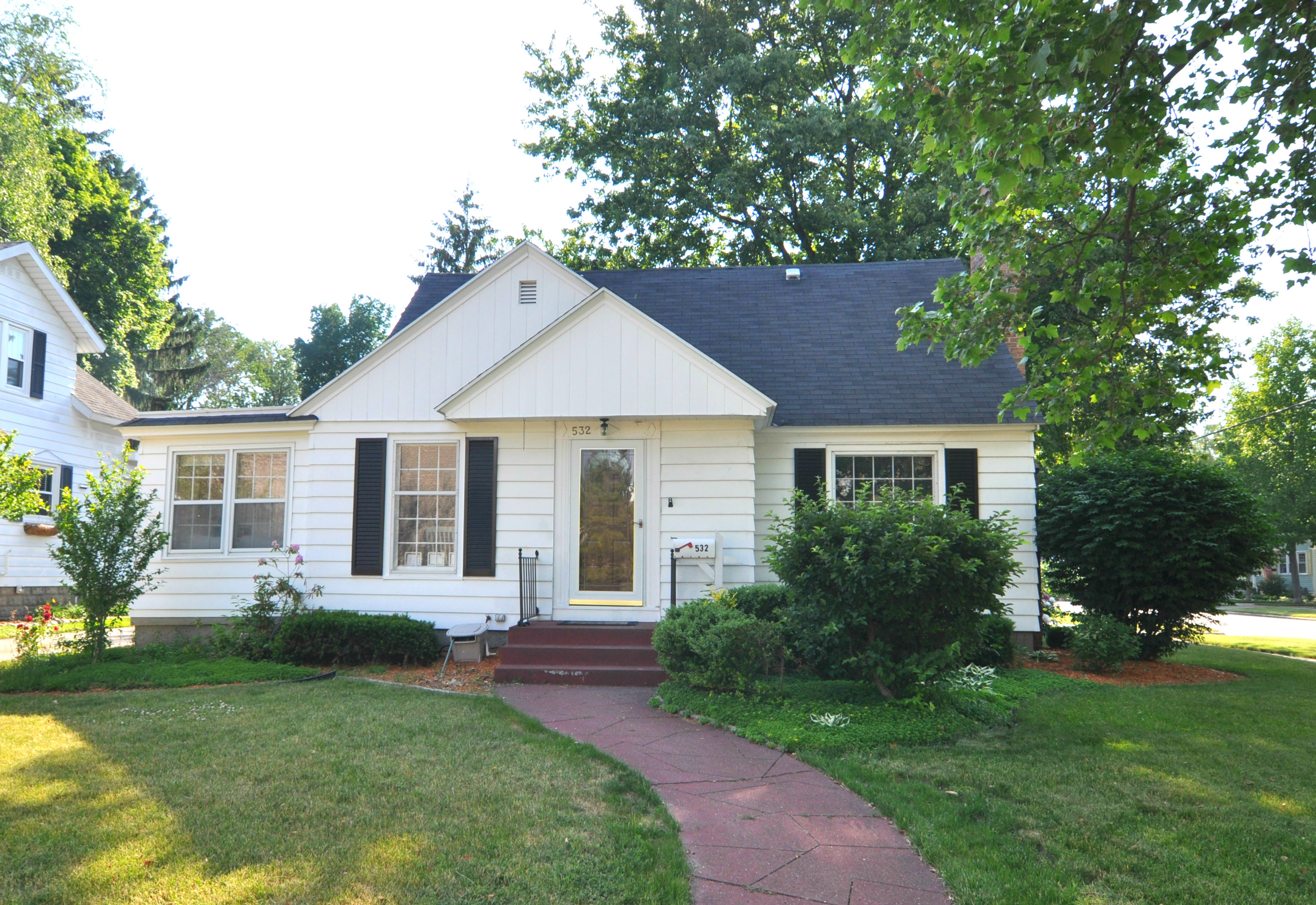 Cute Cape Cod Near Downtown Holland