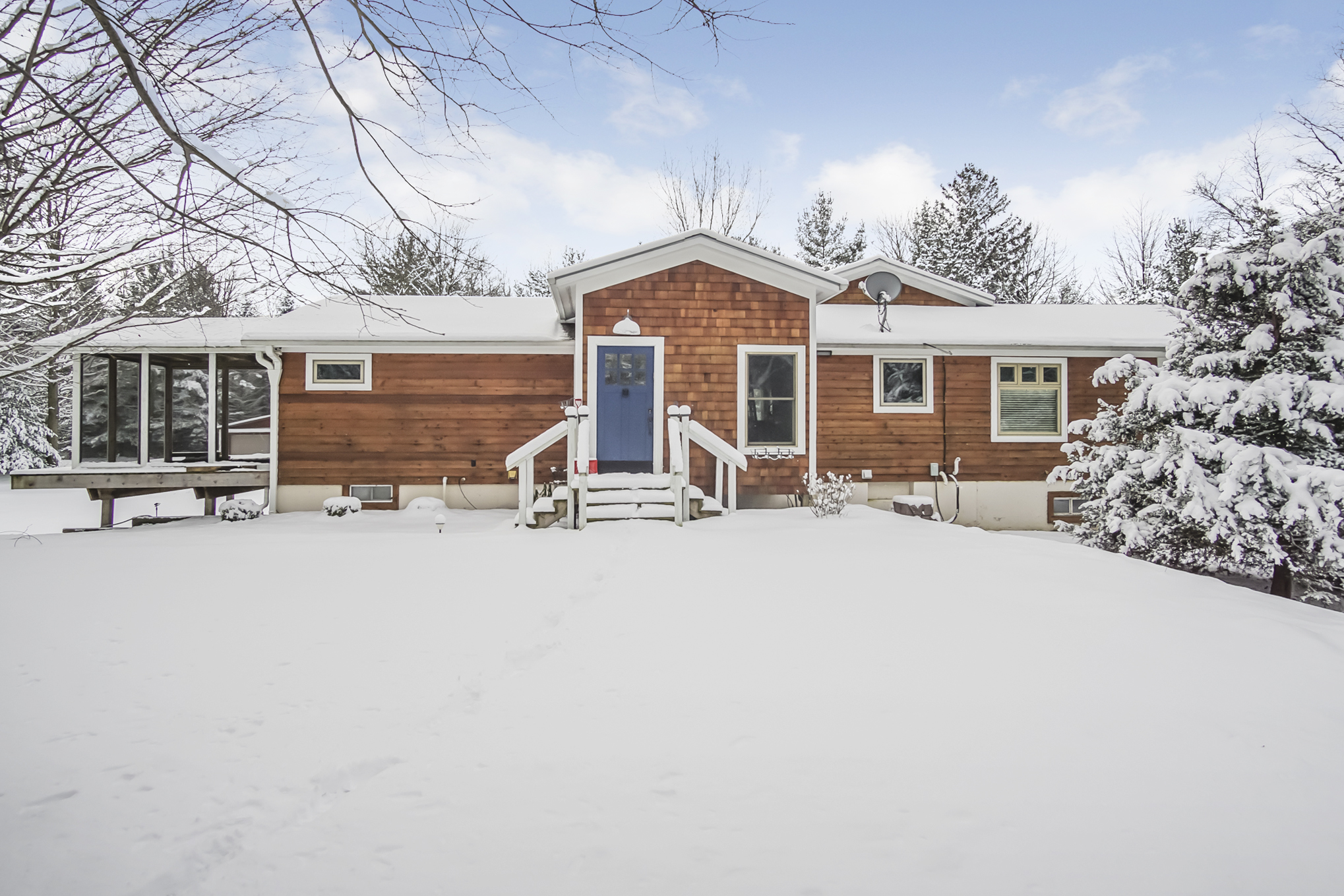 Home in Laketown with Large Lot! Sarah Lilly