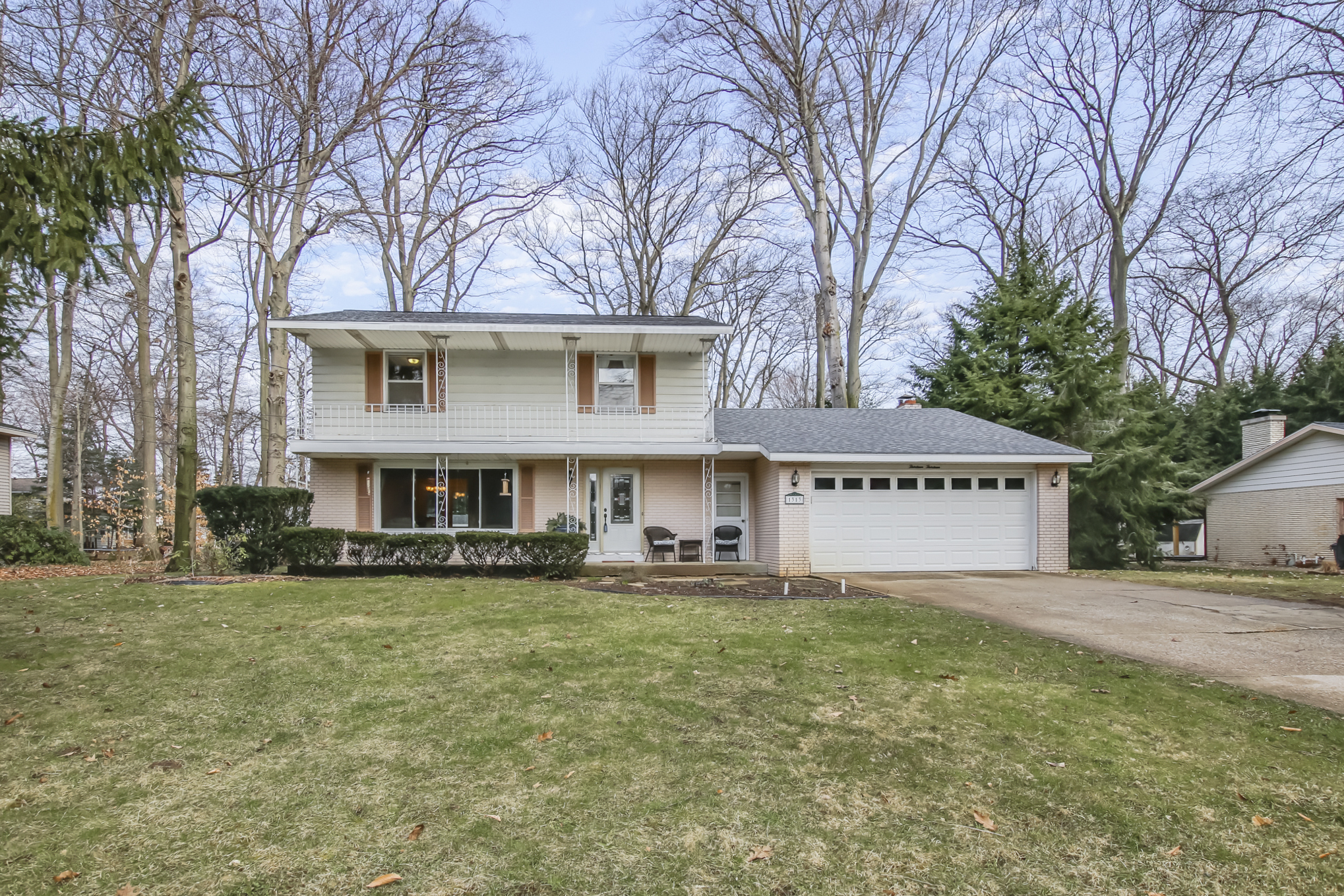 Spacious Waukazoo Woods Home!