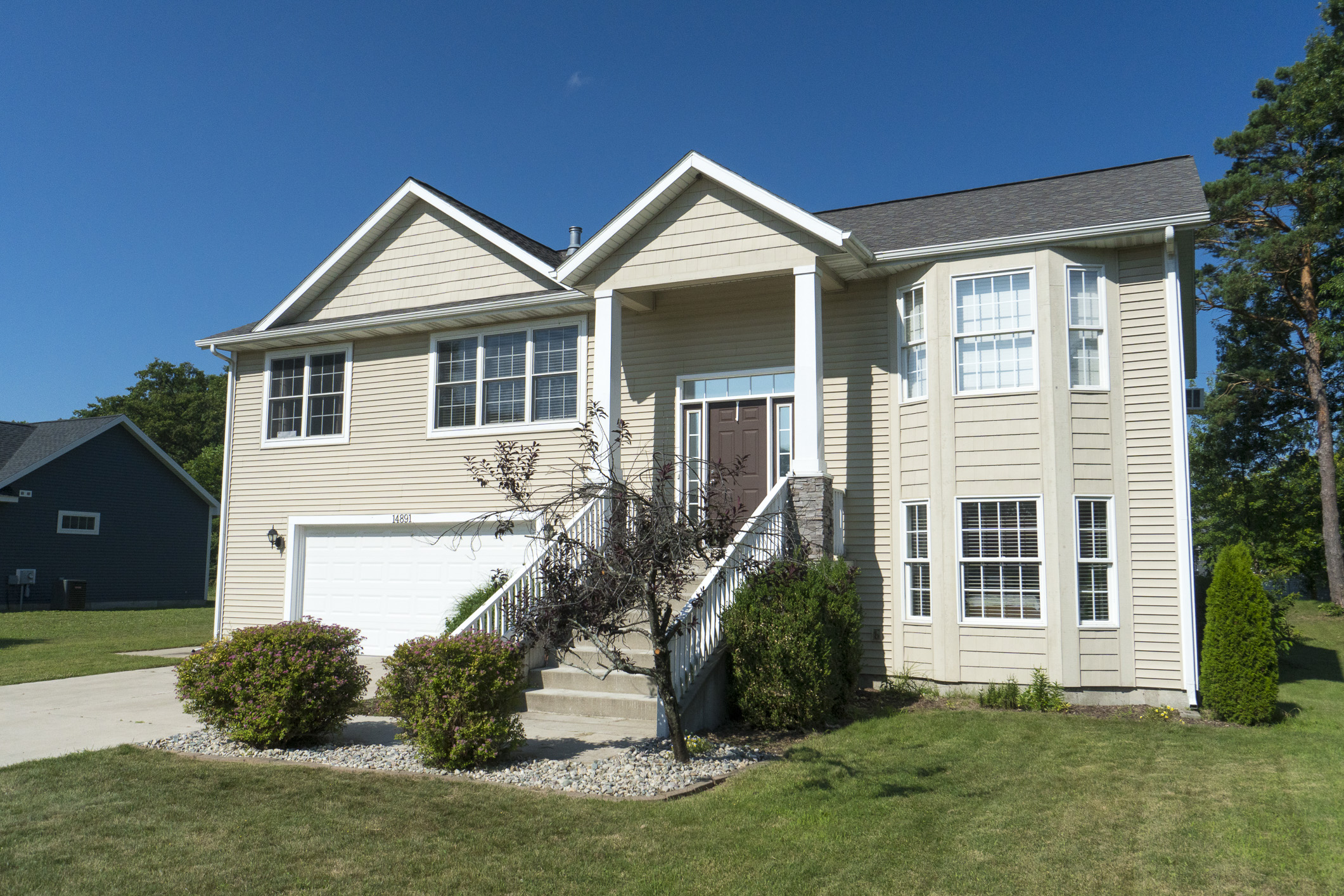 Spacious Bi-Level in Grand Haven