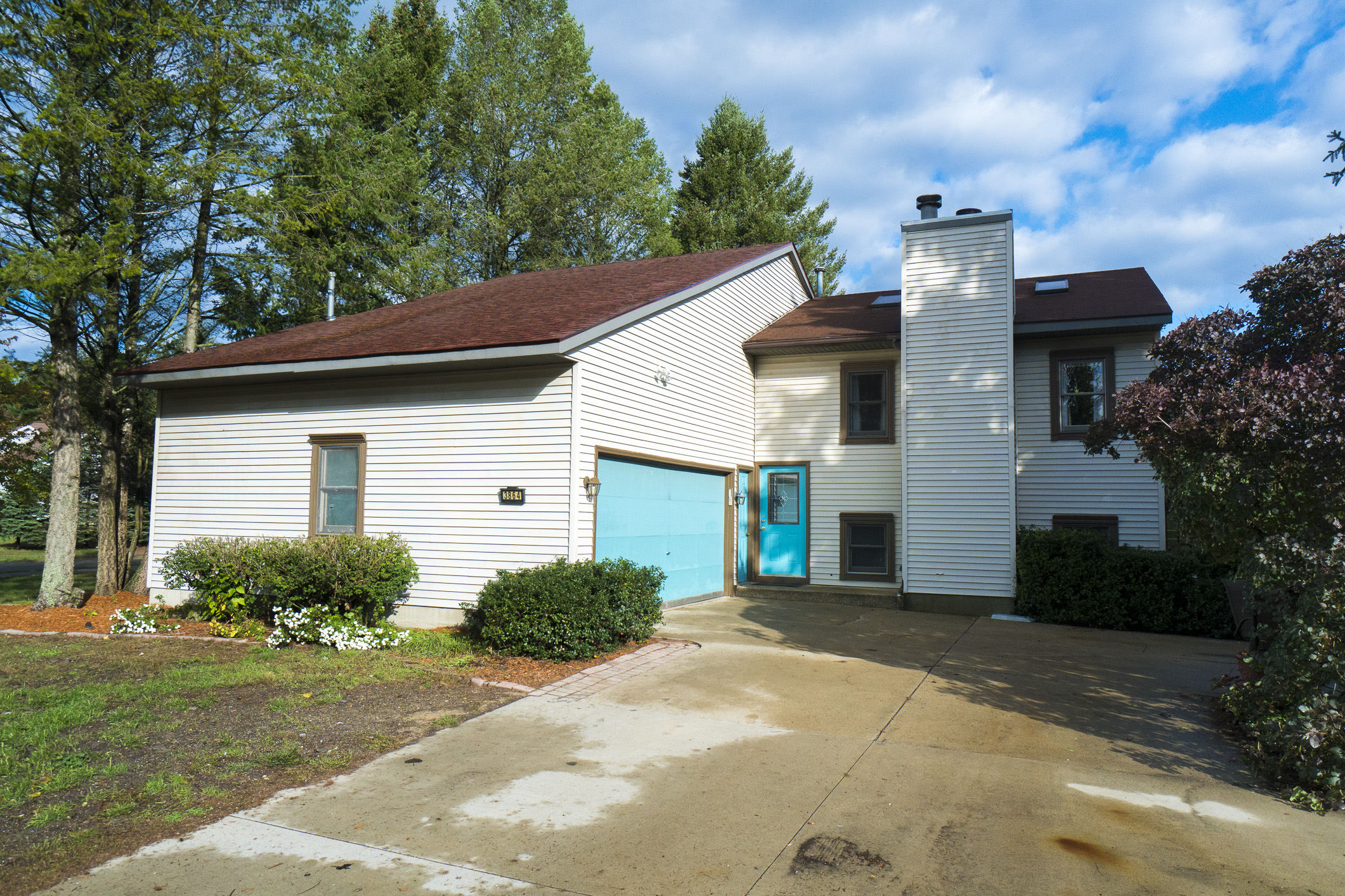 Bi-Level with Yard for Entertaining 