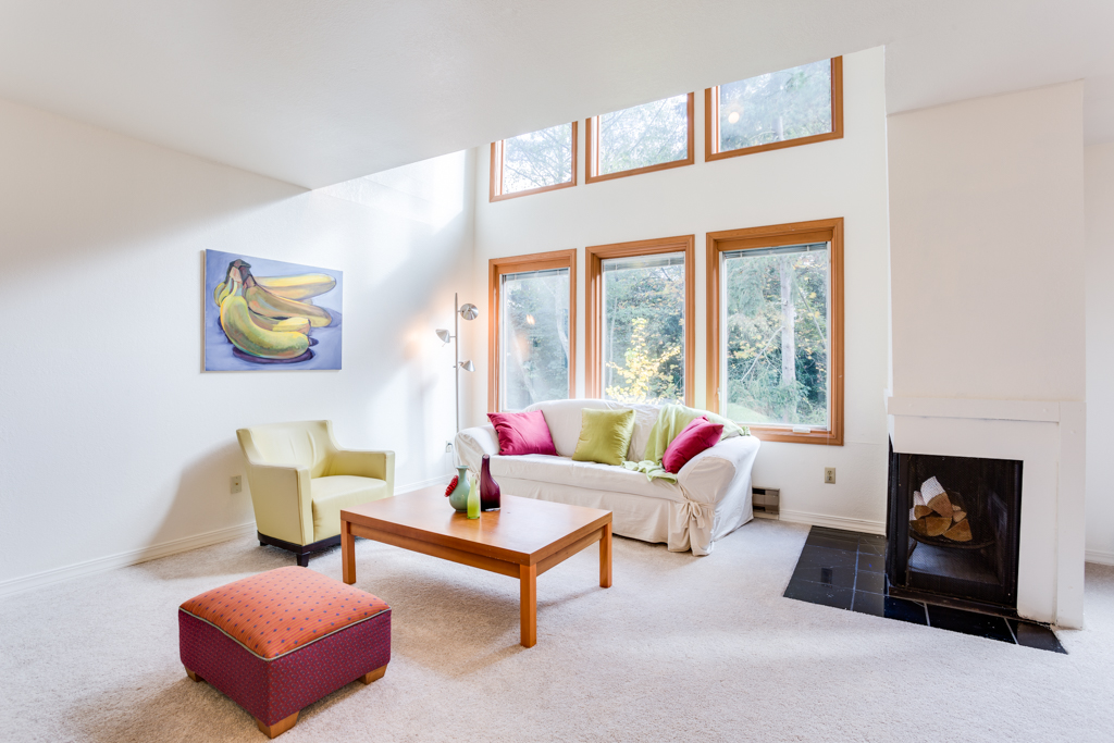 Pending: Magnolia Condo at 3423 W Government Way #4, Seattle 98199