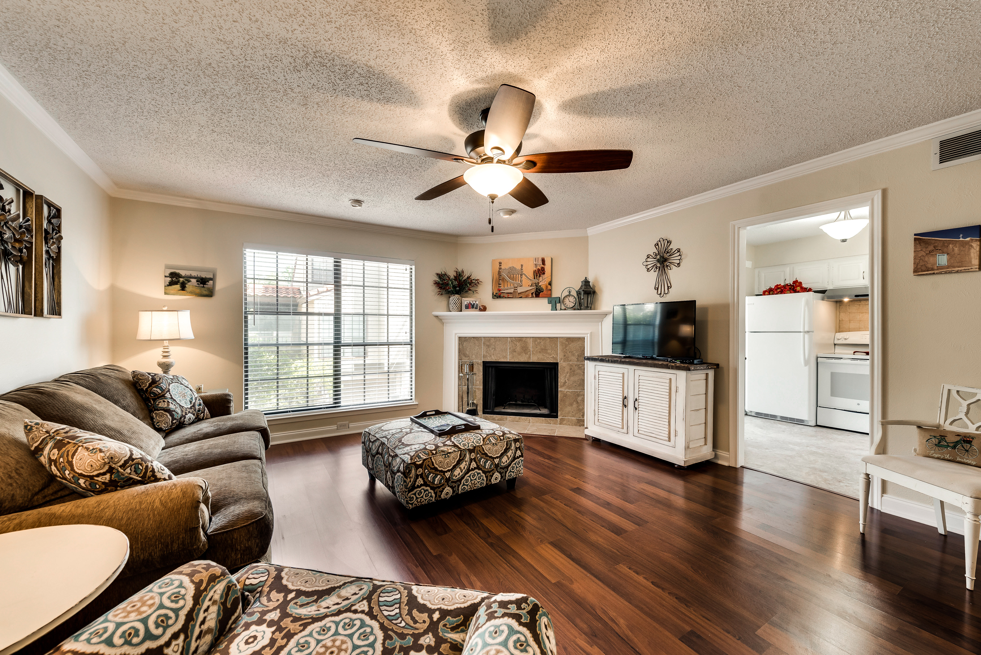 Beautiful 2 Bedroom, 2.5 Bath in Gated Community in Dallas!