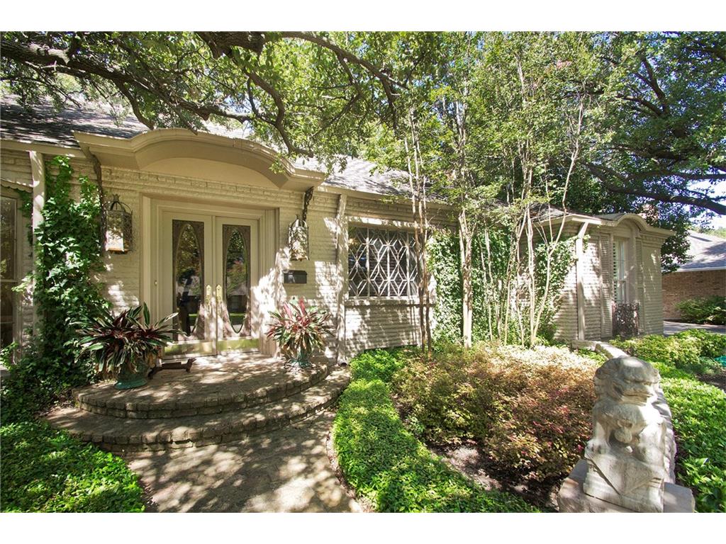 Every Picture Tells A Story : Showstopper in Richardson Heights Estates