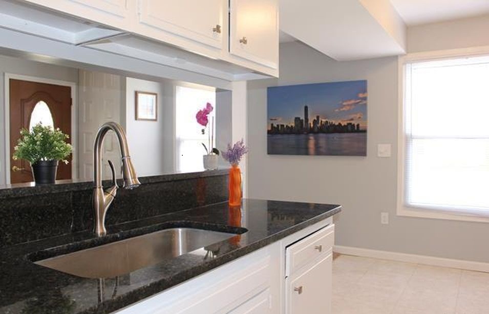 2873 Glenwood Ct, Lake Orion, MI 48360