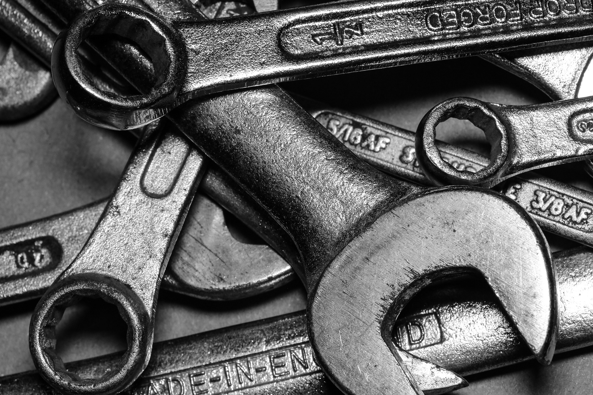 MUST-HAVE TOOLS FOR HOMEOWNERS