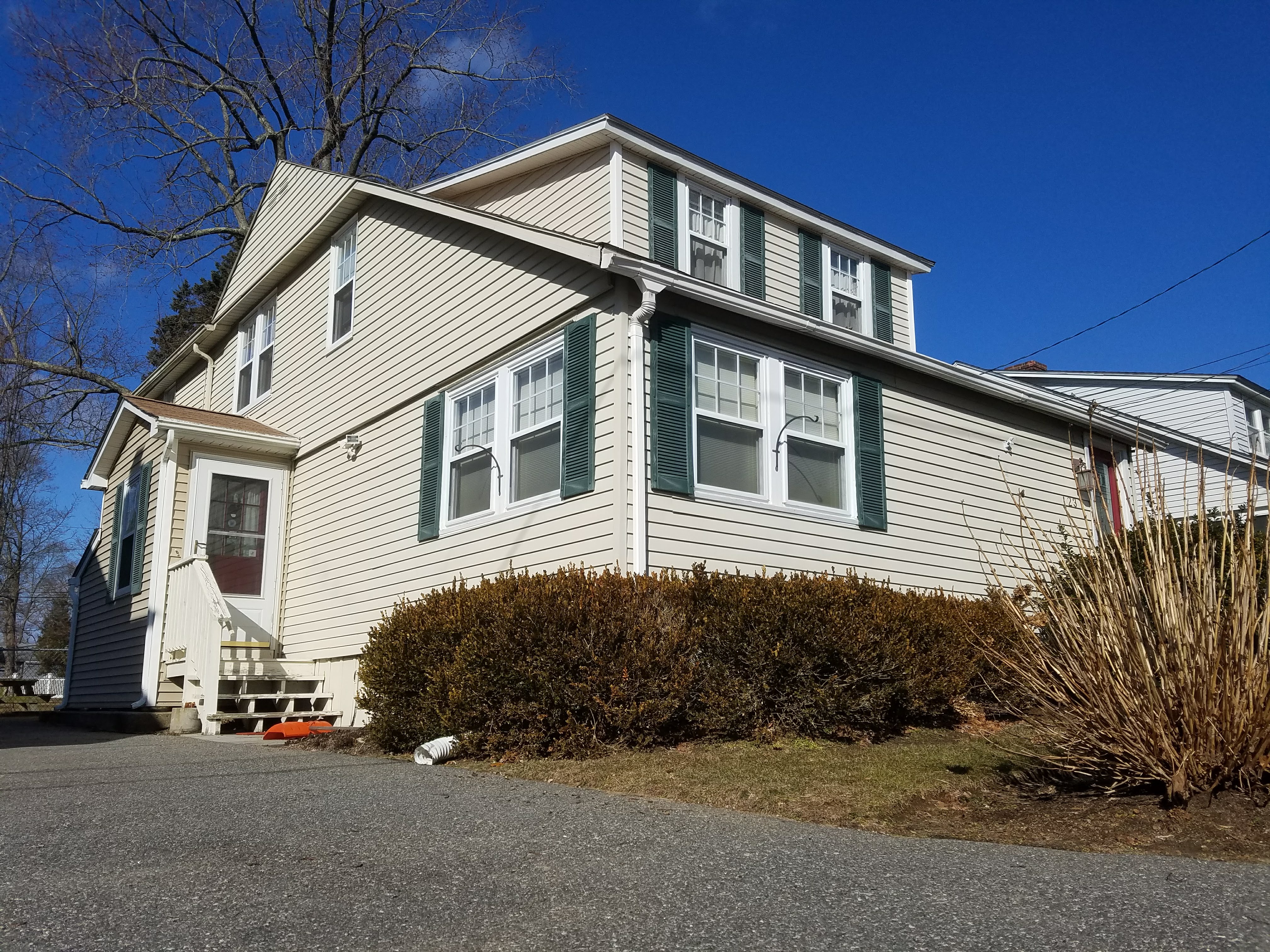 Stunning 4 bed/2 bath home in Cedar Tree Point. Narragansett Bay Warwick
