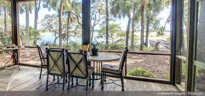How Screened Porches Bring the Outdoors In