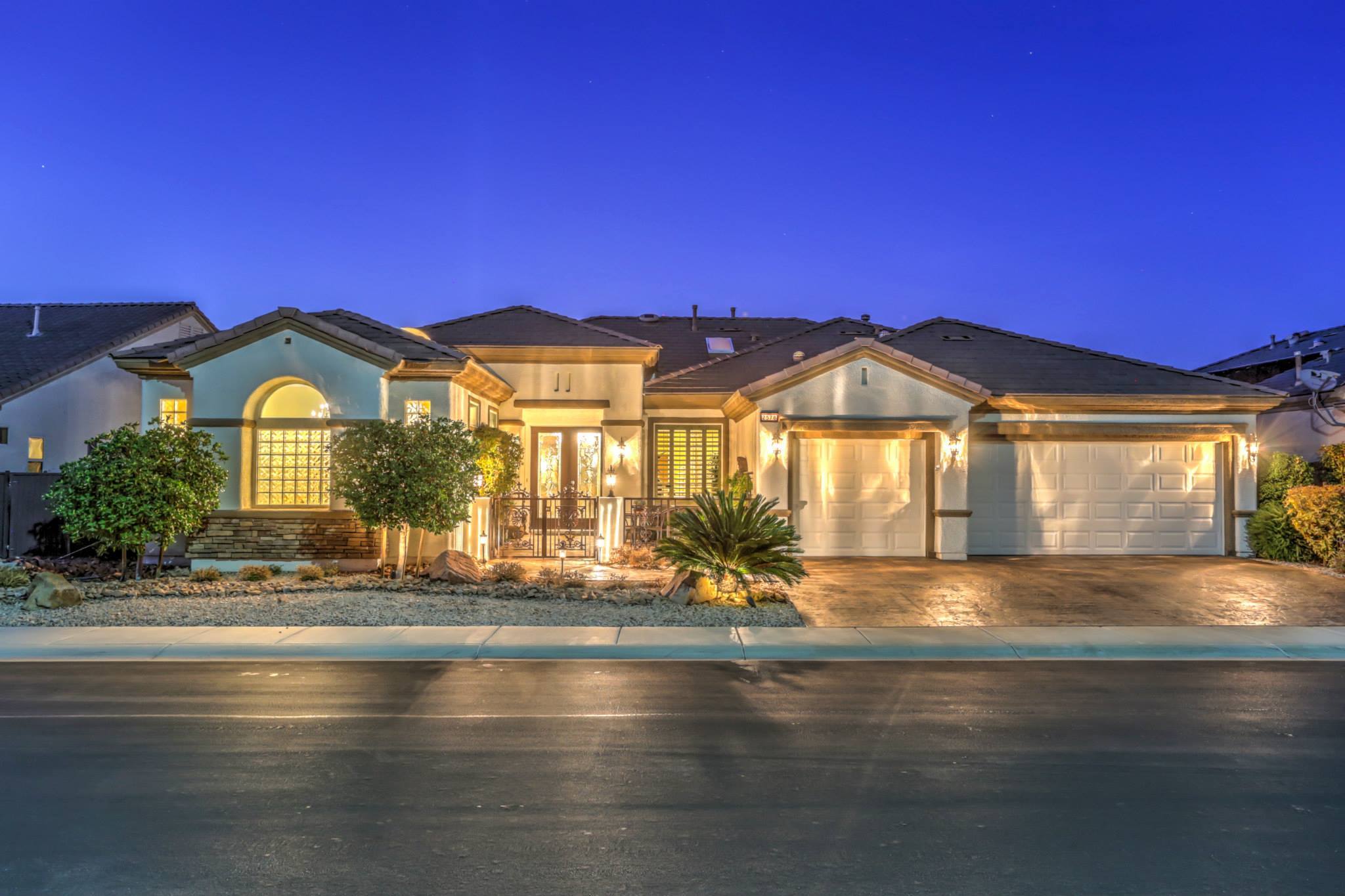 UNCOMPROMISING STRIP, CITY & MOUNTAIN VIEWS HIGH ABOVE THE GOLF COURSE!