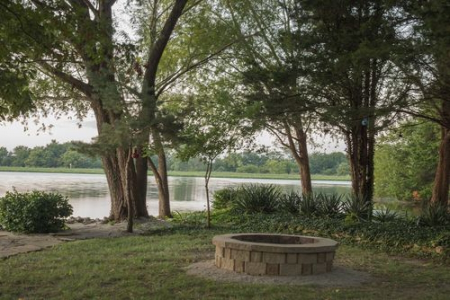 Relaxing Designs For Your Lakefront Backyard