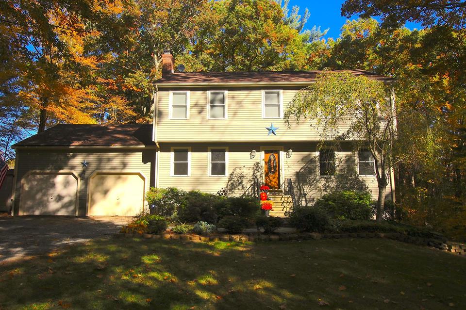 Beautiful Franklin colonial on Private lot