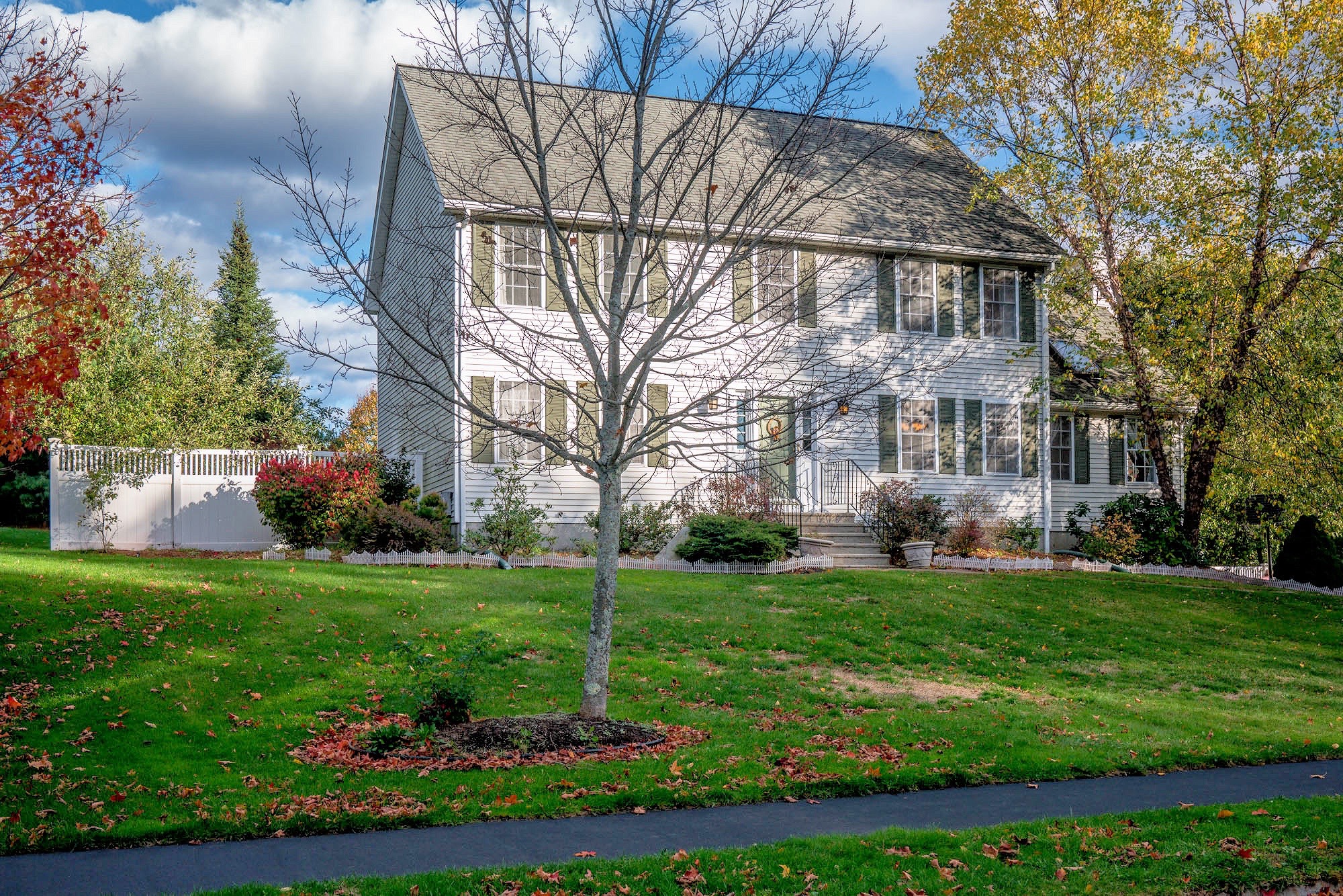 55 Russells Way, Westford