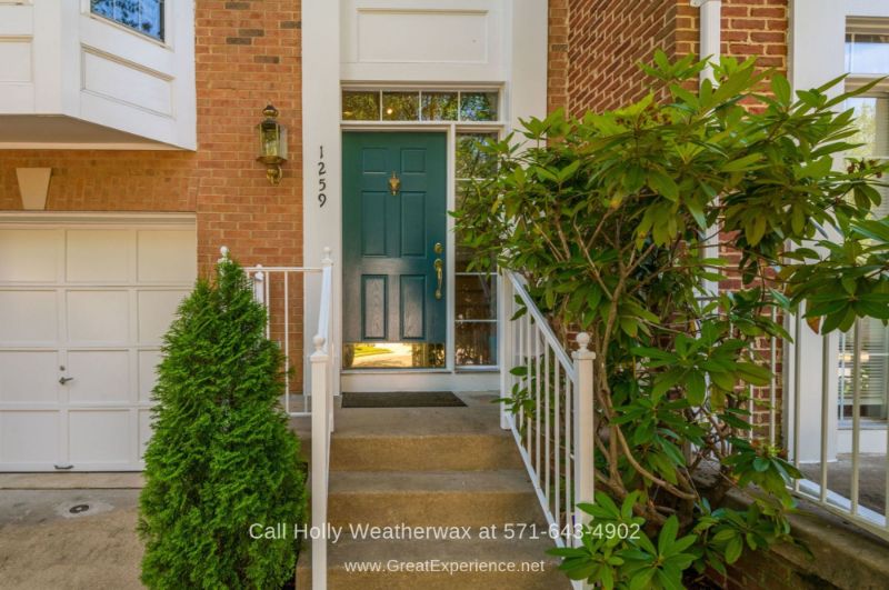Hawthorne Reston VA Townhomes for Sale - Experience the low-maintenance lifestyle you dream in this beautifully-maintained townhome for sale in Reston VA. 