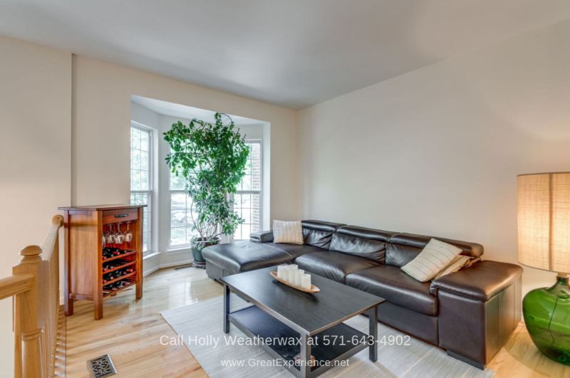 Townhomes in Hawthorne Reston VA - Enjoy bright and sunny living spaces in this Reston VA townhome for sale. 