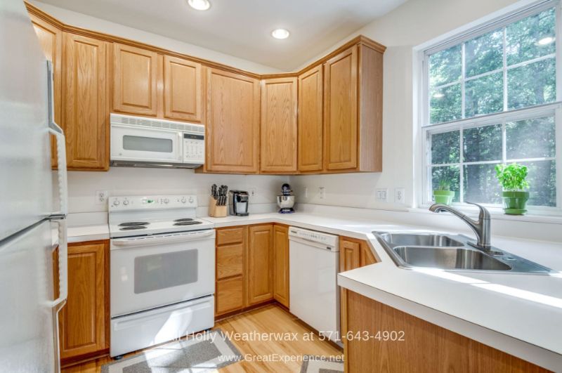 Townhome for Sale in Reston VA - Your inner chef will surely be thrilled in the bright and modern kitchen of this townhome for sale in Reston VA. 