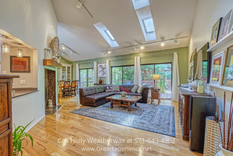 Reston VA real estate for sale- Enjoy the convenience and luxury of modern living in this gorgeous Reston VA lakefront home. 