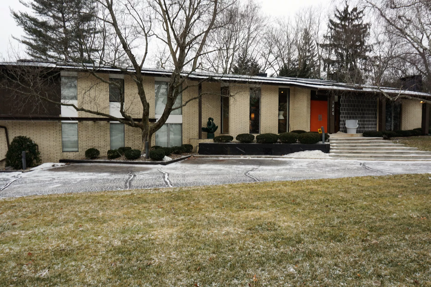 Dreamy midcentury modern with stunning atrium asks $945K