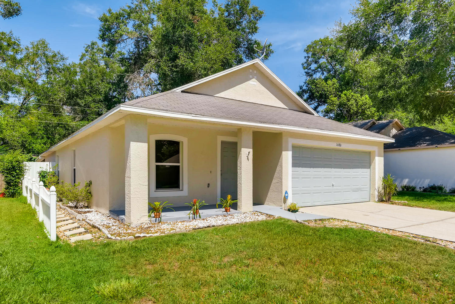 UPDATED KITCHEN AND MINUTES FROM WEKIWA SPRINGS STATE PARK