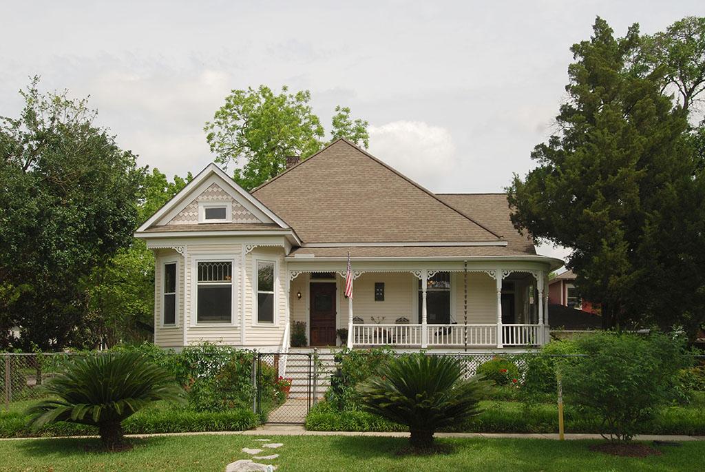 JUST SOLD in Houston Heights! 301 E 8th Street Offered at $780,000.