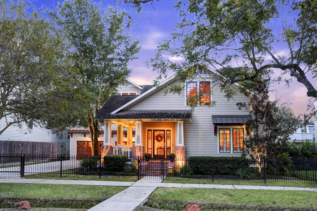 JUST LISTED in Houston Heights! 616 E 10th Offered at $1,299,000.