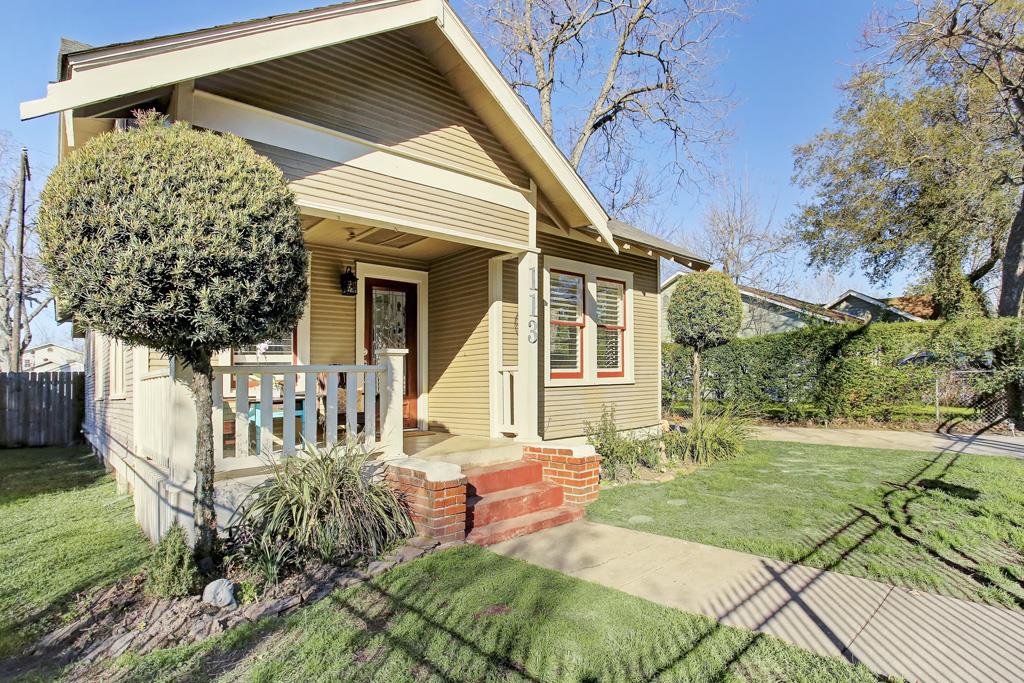JUST LISTED in Houston Heights! 113 E 25th Offered at $439,000.