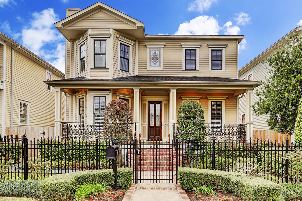 JUST LISTED in Houston Heights! 612 E 8th 1/2 Offered at $1,075,000.