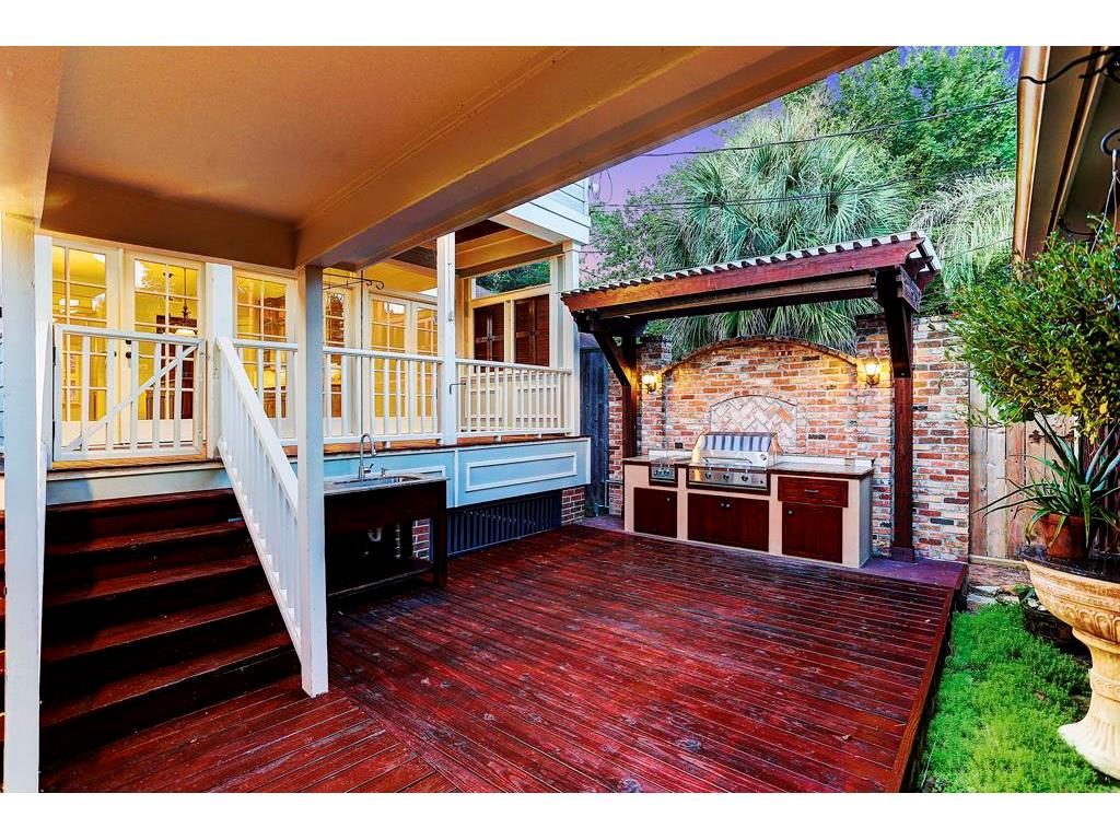JUST SOLD in Houston Heights! 616 1/2 E 12th Offered at $650,000.