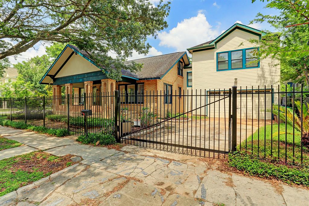 JUST LISTED in Houston Heights! 1548 Harvard Offered at $799,000. OPEN THIS SUNDAY!