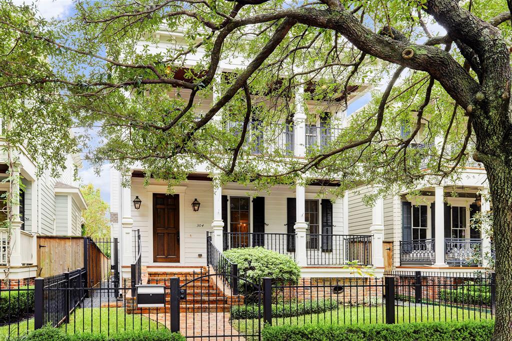 RECENTLY SOLD in Houston Heights! 304 W 17th Offered at $749,000.