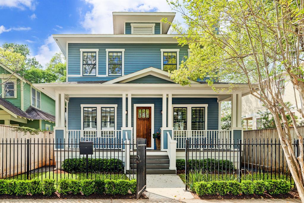 NEW TO MARKET in Houston Heights! 735 Rutland Offered at $885,000.