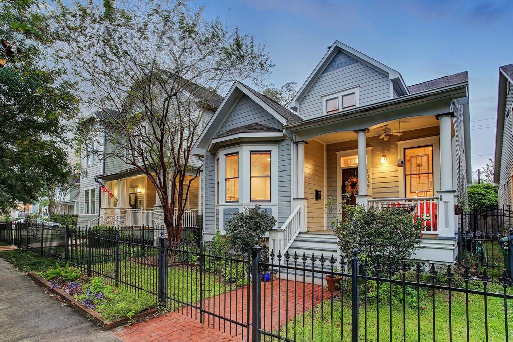 JUST SOLD in Houston Heights! 1227 Rutland Offered at $689,000.
