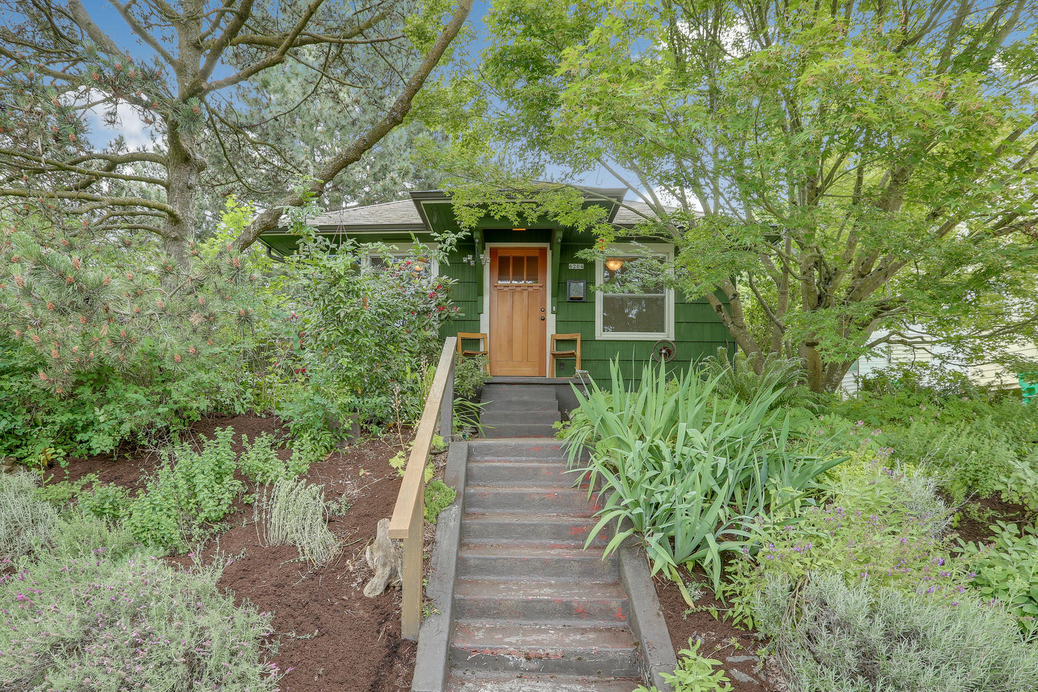 Gorgeous Green Bungalow by the Dekum Triangle
